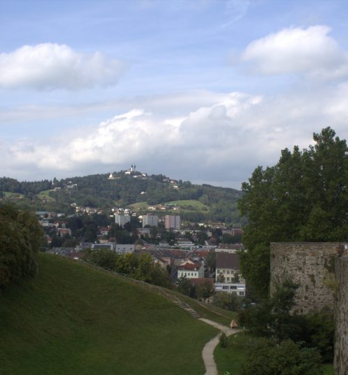 Výhled na Pöstlingberg ze zámecký zahrady