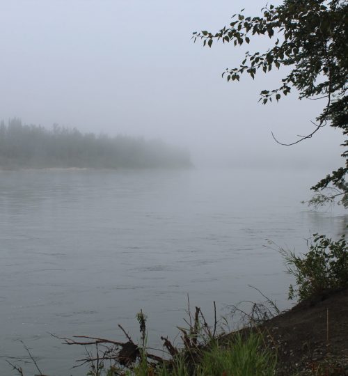 Ranní mlha nad Liard River