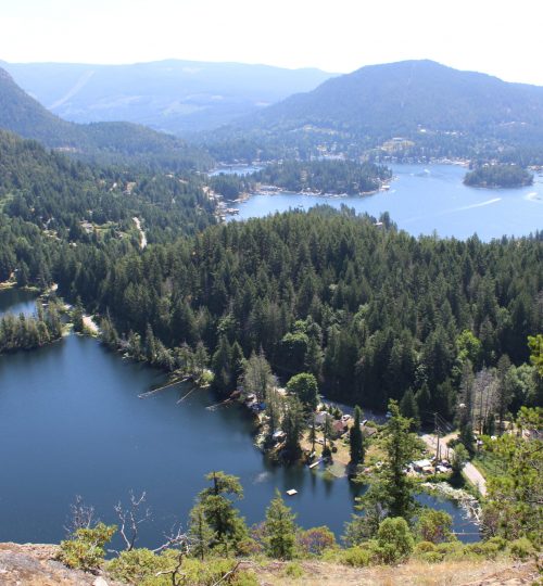 Peder Hill - výhled na jezero (vlevo) a na zátoku (vpravo)