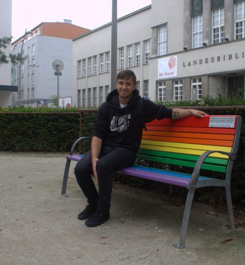 Duhový lavičky proti homofobii jsou rozesetý po celým městě.