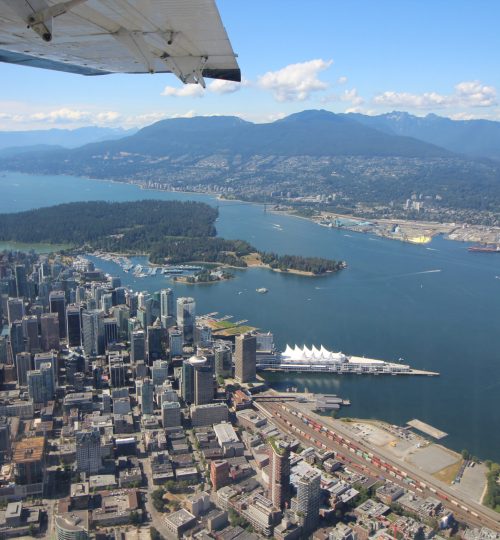 Výhled na Downtown Vancouver se Stanley Parkem v pozadí
