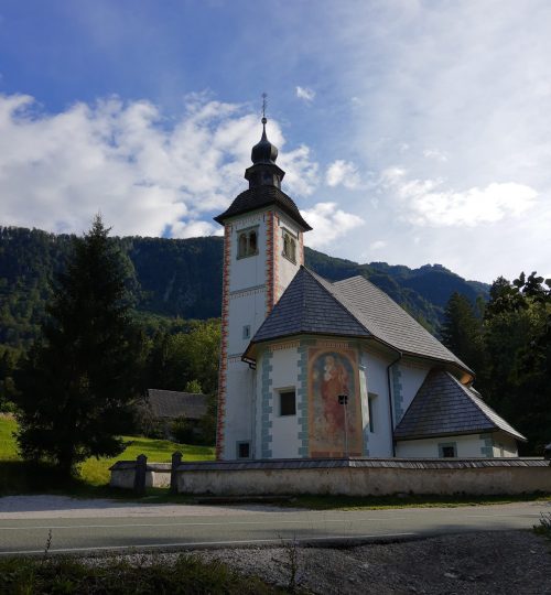 Kostel u silnice mezi vesnicí Ribčev Laz a kempem