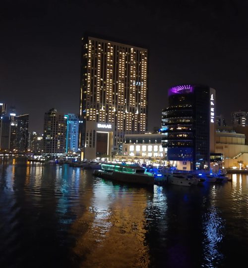 Osvětlená noční Dubai Marina