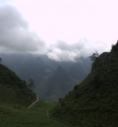 Cestou k jeskyni Lhung Khuy Cave