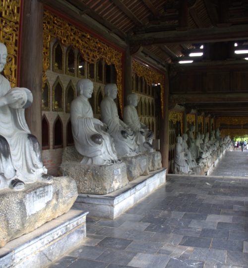 Bai Dinh Pagoda - sochy mnichů