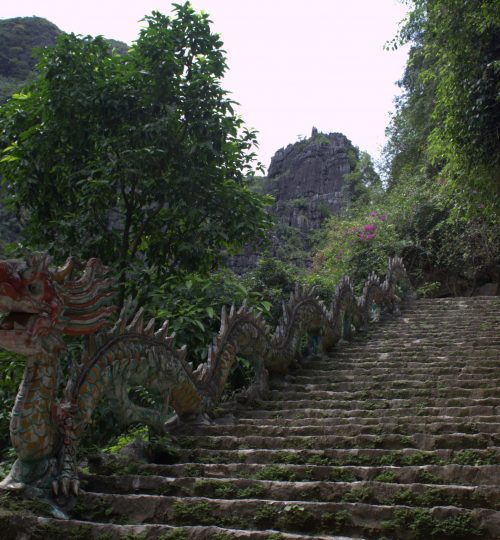 Hang Mua - první schody